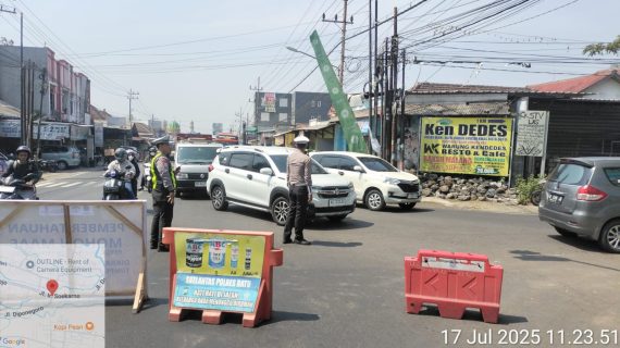 Ops Patuh Semeru 2025: Satlantas Polres Batu Amankan Arus Lalu Lintas pada Kirab Tumpeng Bersih Desa Mojorejo