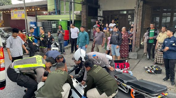 Ops Patuh Semeru 2025: Personel Satlantas Polres Batu Respon Cepat Tangani Kecelakaan Tunggal
