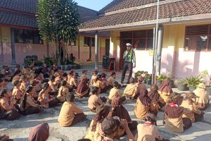 Ops Patuh Semeru 2025: Kanit Lantas Polsek Pujon Edukasi Pelajar SD Tertib di Jalan