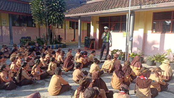 Ops Patuh Semeru 2025: Kanit Lantas Polsek Pujon Edukasi Pelajar SD Tertib di Jalan