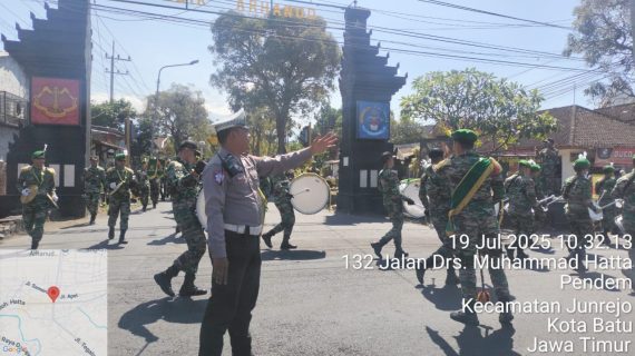 Ops Patuh Semeru 2025 : Satlantas Batu Kawal Drumband Poltekad dan Lancarkan Lalu Lintas
