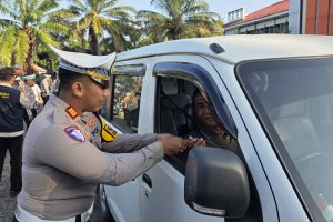 Operasi Patuh Semeru 2025 Polres Probolinggo Beri Hadiah Bagi Pengendara yang Tertib Lalu Lintas