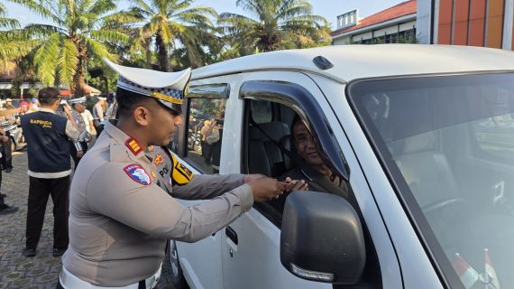 Operasi Patuh Semeru 2025 Polres Probolinggo Beri Hadiah Bagi Pengendara yang Tertib Lalu Lintas