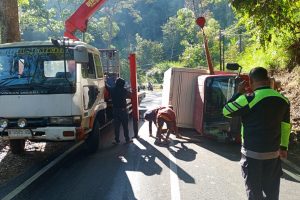 Polsek Pujon Respon Cepat, Datangi TKP Truk Box J&T Terguling di Dusun Ngeprih