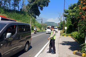 Polsek Pujon Atur Lalu Lintas Cegah Kemacetan di Wisata Santerra