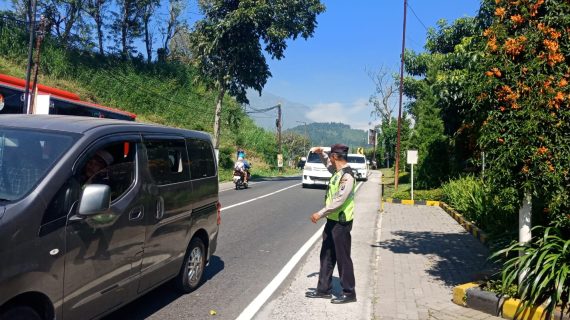 Polsek Pujon Atur Lalu Lintas Cegah Kemacetan di Wisata Santerra