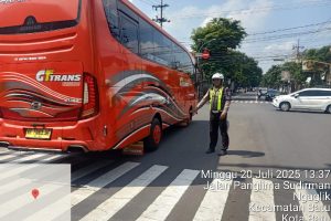 Satlantas Polres Batu Atur Lalin Antisipasi Kepadatan dalam Ops Patuh Semeru 2025