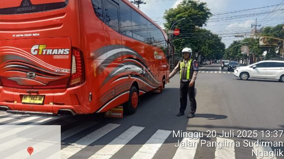 Satlantas Polres Batu Atur Lalin Antisipasi Kepadatan dalam Ops Patuh Semeru 2025