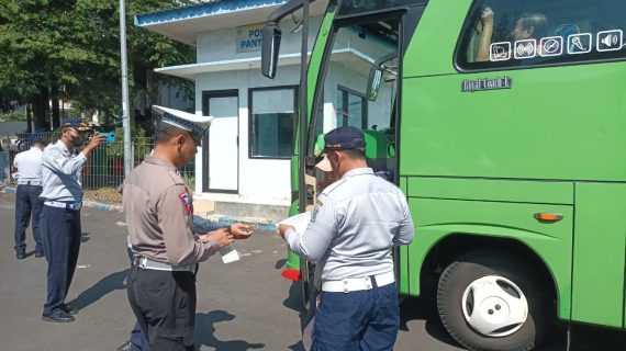 Ops Patuh Semeu 2025 : Satlantas Polres Batu dan Dishub Kota Batu Gelar Pemeriksaan Kelaikan Angkutan Umum