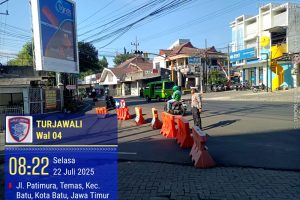 Satlantas Polres Batu Alihkan Lalin untuk Karnaval Temas di Simpang 4 Lippo Plaza