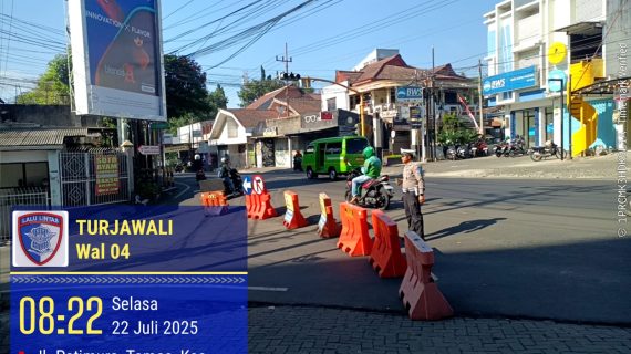 Satlantas Polres Batu Alihkan Lalin untuk Karnaval Temas di Simpang 4 Lippo Plaza