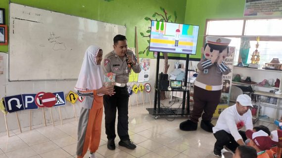 Ops Patuh Semeru 2025 : Satlantas Polres Batu Beri Binluh Tertib Lalu Lintas ke Siswa SD