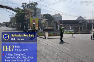 Ops Patuh Semeru 2025: Satlantas Polres Batu Lakukan Pengaturan dan Rekayasa Lalu Lintas dalam rangka Pawai Budaya Desa Giripurno