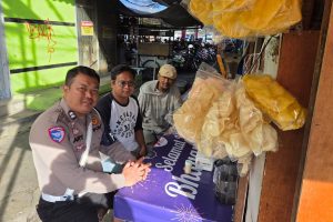 Personel Satlantas Polres Batu Berikan Penyuluhan Keselamatan Berkendara bagi Ojek Offline