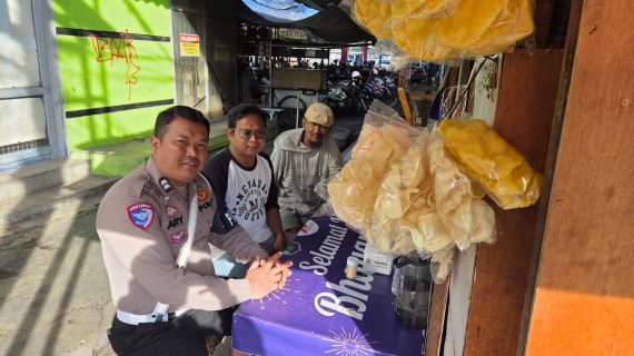 Personel Satlantas Polres Batu Berikan Penyuluhan Keselamatan Berkendara bagi Ojek Offline