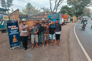 Ops Patuh Semeru 2025 : Binluh Tertib Berlalu Lintas, Kanit Kamsel Sasar Pengemudi Truk