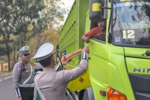 Polantas Berbagi Nasi Kotak untuk Pengendara Terjebak Macet di Hutan Baluran, Sopir Truk : Polisi Situbondo Luar Biasa