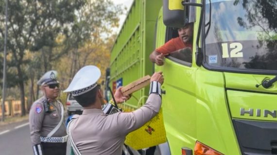 Polantas Berbagi Nasi Kotak untuk Pengendara Terjebak Macet di Hutan Baluran, Sopir Truk : Polisi Situbondo Luar Biasa