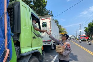 Polisi Peduli : Polresta Banyuwangi Berbagi Nasi Kotak untuk Sopir Truk di Jalur Pelabuhan Ketapang