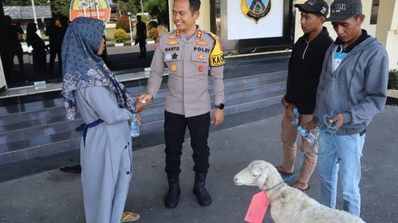 Polres Bondowoso Amankan Tersangka Curwan, Barang Bukti Kambing Diserahkan Kembali ke Pemilik