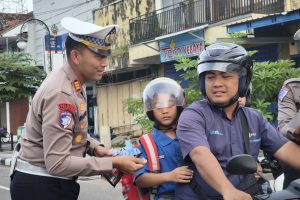 Polres Ponorogo Sampaikan Pesan dan Cinderamata kepada Pengendara di Penghujung Operasi Patuh Semeru 2025