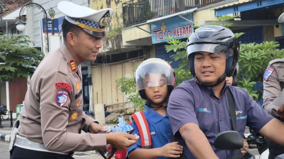 Polres Ponorogo Sampaikan Pesan dan Cinderamata kepada Pengendara di Penghujung Operasi Patuh Semeru 2025