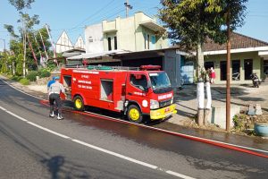 Polsek Pujon dan Damkar Malang Bersihkan Tumpahan Solar di Depan Santerra