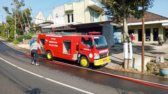 Polsek Pujon dan Damkar Malang Bersihkan Tumpahan Solar di Depan Santerra