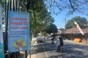 Satlantas Polres Batu Pasang Banner Himbauan Cegah Laka Lantas