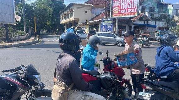 Polisi Peduli : Polres Bondowoso Berbagi Air Minum kepada Warga yang Antri di SPBU