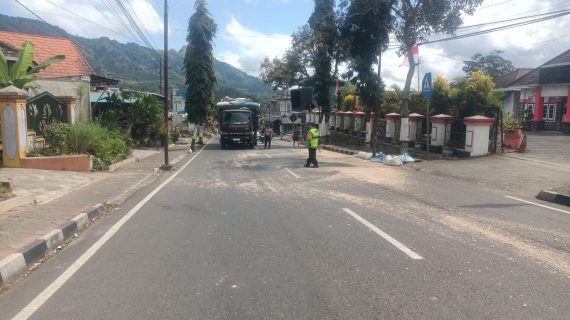 Polsek Ngantang Atur Lalin dan Bersihkan Pakan Sapi yang Berserakan