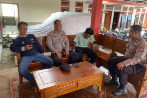 Personel Polsek Ngantang Koordinasi Kegiatan Agustusan Bersama Perangkat Desa