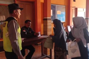 Bhabinkamtibmas Desa Pandesari Monitoring Pembagian Bantuan Pangan