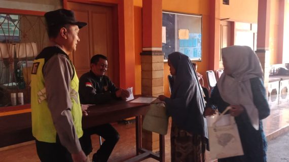 Bhabinkamtibmas Desa Pandesari Monitoring Pembagian Bantuan Pangan