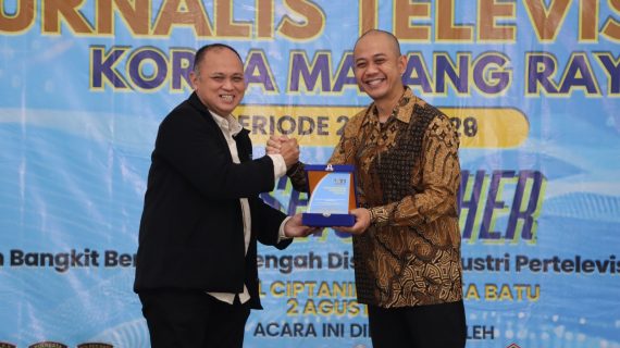 Kapolres Batu Raih Penghargaan Tokoh Inspiratif dari IJTI Malang Raya