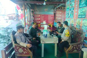 Sinergi Satbinmas Polres Batu, Bhabinkamtibmas, Perhutani dan LMDH Lakukan Penebangan Pohon Mati