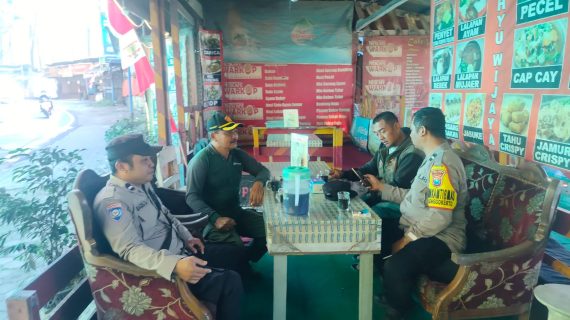 Sinergi Satbinmas Polres Batu, Bhabinkamtibmas, Perhutani dan LMDH Lakukan Penebangan Pohon Mati