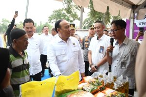 Polri Distribusikan 6 Ton   Beras Menggelar Gerakan Pasar Murah  di Madiun, Sinergi dengan Bulog Tekan Inflasi