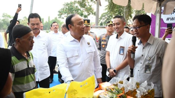 Polri Distribusikan 6 Ton   Beras Menggelar Gerakan Pasar Murah  di Madiun, Sinergi dengan Bulog Tekan Inflasi