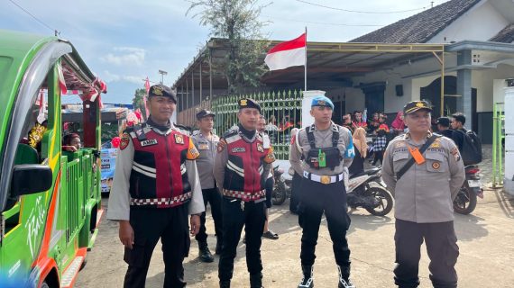 Polres Batu-Polsek Pujon Amankan Pawai Budaya Bersih Desa Pujon Kidul