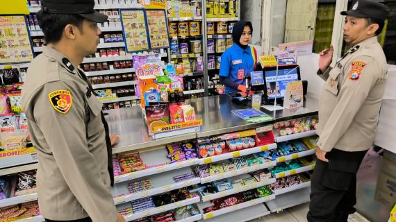 Cegah Gangguan Kamtibmas, Polsek Ngantang Patroli di Minimarket
