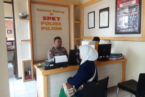 Personel Polsek Pujon Berikan Pelayanan SKTLK dan Informasi Layanan 110