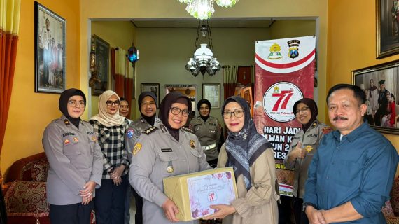 HUT Polwan ke-77, Polwan Polres Batu Gelar Anjangsana ke Rumah Purnawirawan