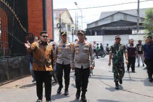 Kapolda Jatim Tinjau Titik Kerusakan di Kediri Raya, Himbau Masyarakat Turut Jaga Kamtibmas