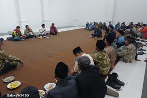 Bhabinkamtibmas Desa Junrejo Hadiri Pertemuan Rutin Sat Linmas, Bahas Kamtibmas