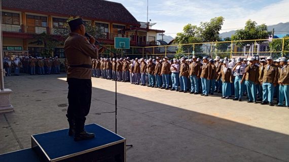 Jadi Pembina Upacara, Bhabinkamtibmas Sampaikan Pesan Kamtibmas kepada Siswa