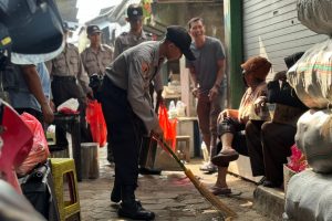 Siswa Diktukba Polri SPN Polda Jatim Punguti Sampah di Pasar Mojokerto, Pedagang: “Bikin Hati Adem”