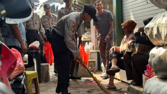 Siswa Diktukba Polri SPN Polda Jatim Punguti Sampah di Pasar Mojokerto, Pedagang: “Bikin Hati Adem”