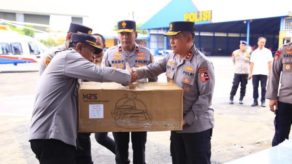 Polri Berangkatkan Bantuan Kemanusiaan ke NTT untuk Bantu Korban Banjir dan Longsor