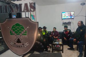 Polsek Batu Gelar Patroli ke Pos Linmas Desa Pandanrejo, Ajak Aktifkan Siskamling Demi Wujudkan Kamtibmas Kondusif